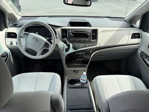 Used 2014 Toyota Sienna LE image 17