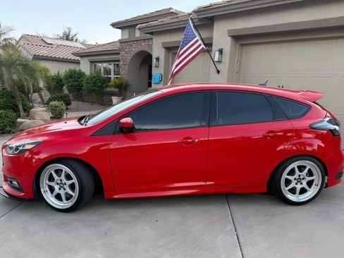 Used 2017 Ford Focus ST FWD image 2
