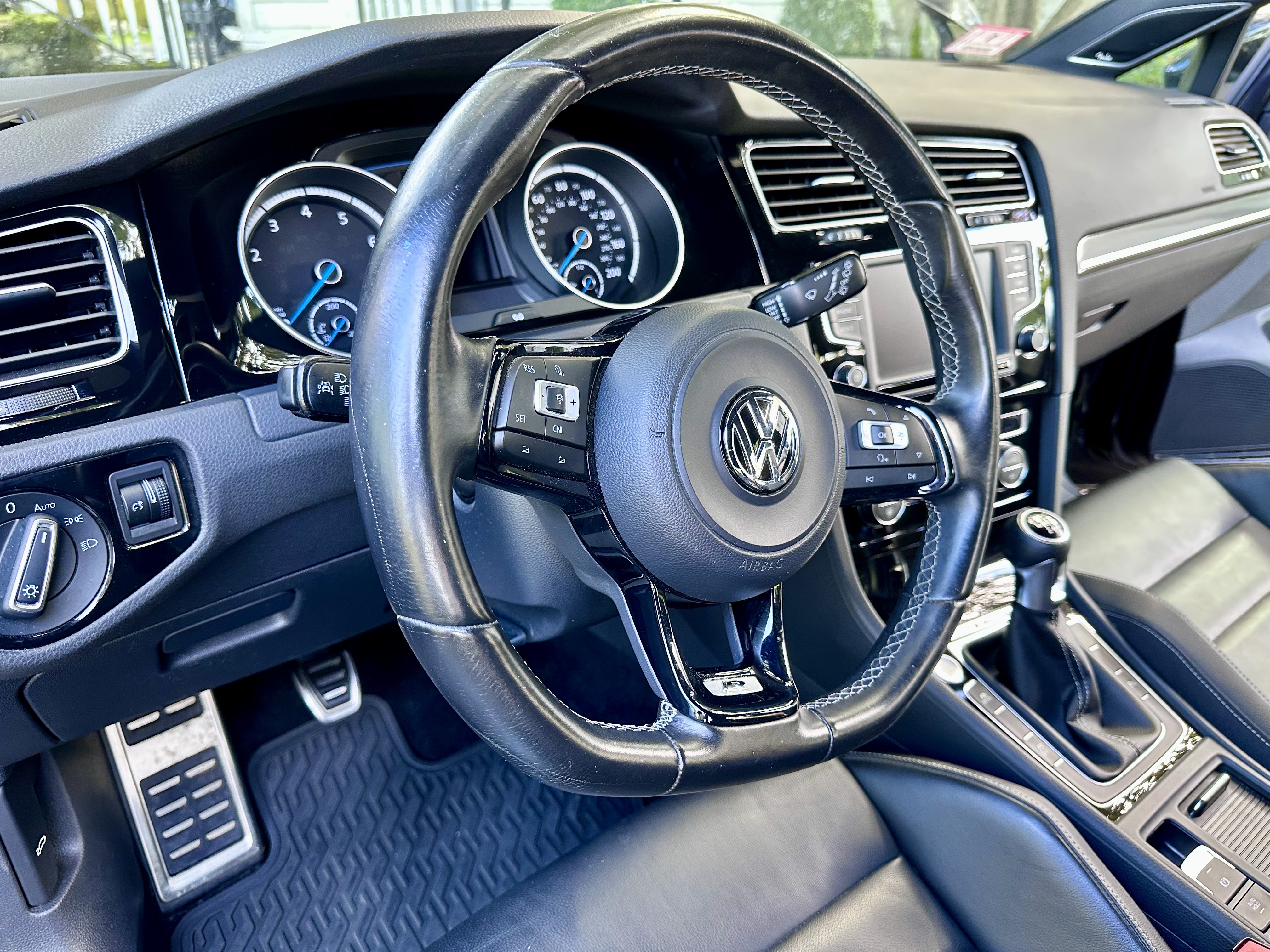 Used 2017 Volkswagen Golf 4-Door AWD/4WD image 6