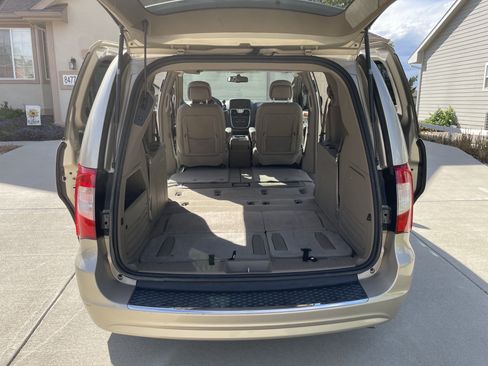 Used 2015 Chrysler Town & Country Touring w/ Driver Convenience Group FWD image 12