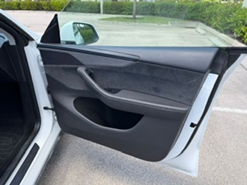 Used 2026 Tesla Model Y AWD image 9