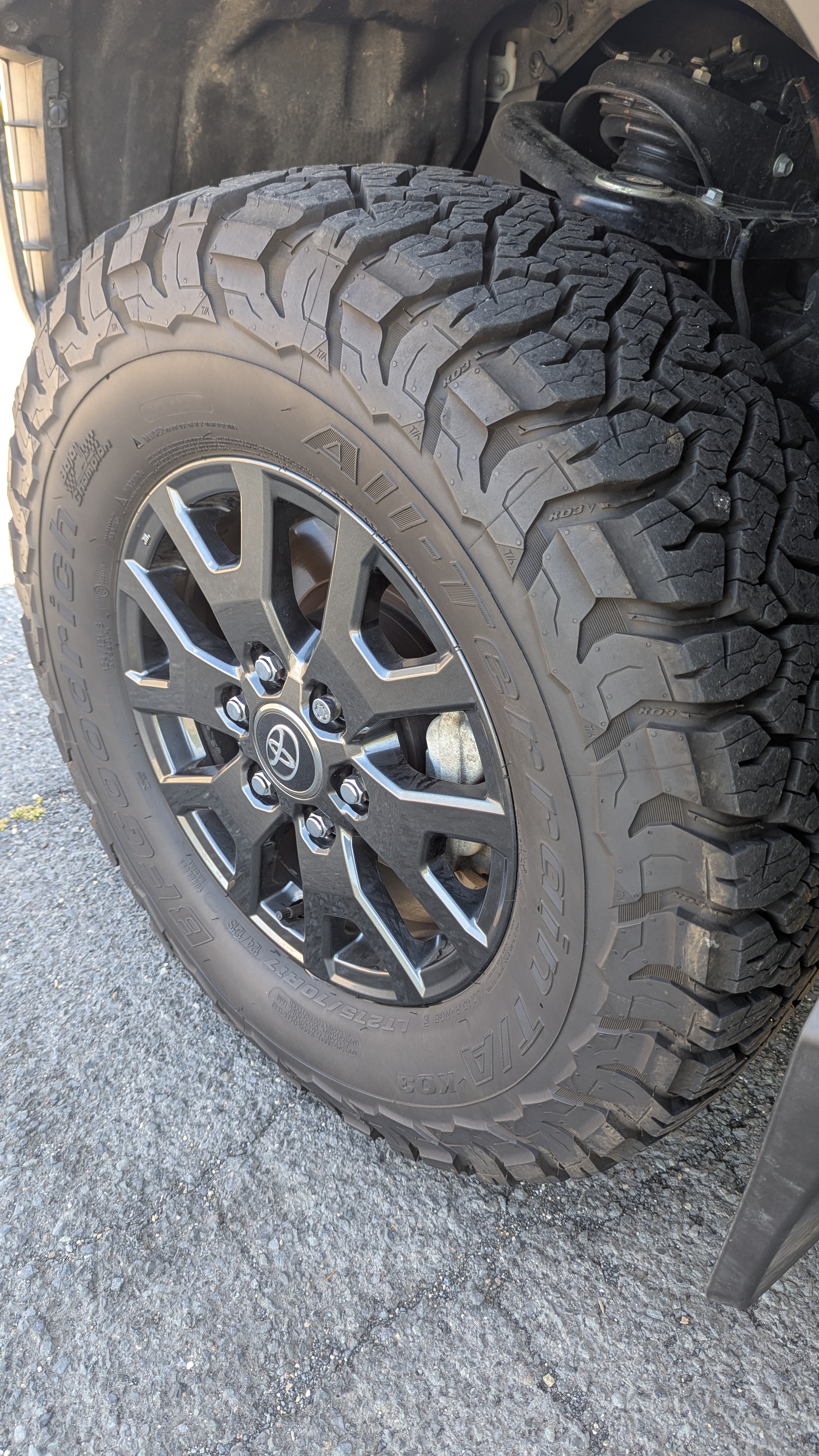 Used 2025 Toyota 4Runner SR5 AWD/4WD image 17