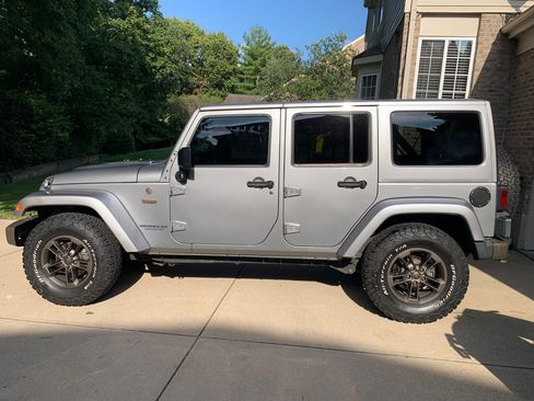 Used 2017 Jeep Wrangler Unlimited Sahara AWD/4WD image 1