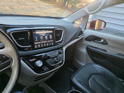 Used 2019 Chrysler Pacifica Limited image 6