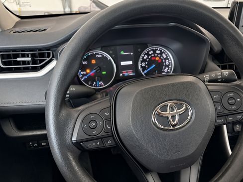 Used 2021 Toyota RAV4 LE AWD/4WD image 29