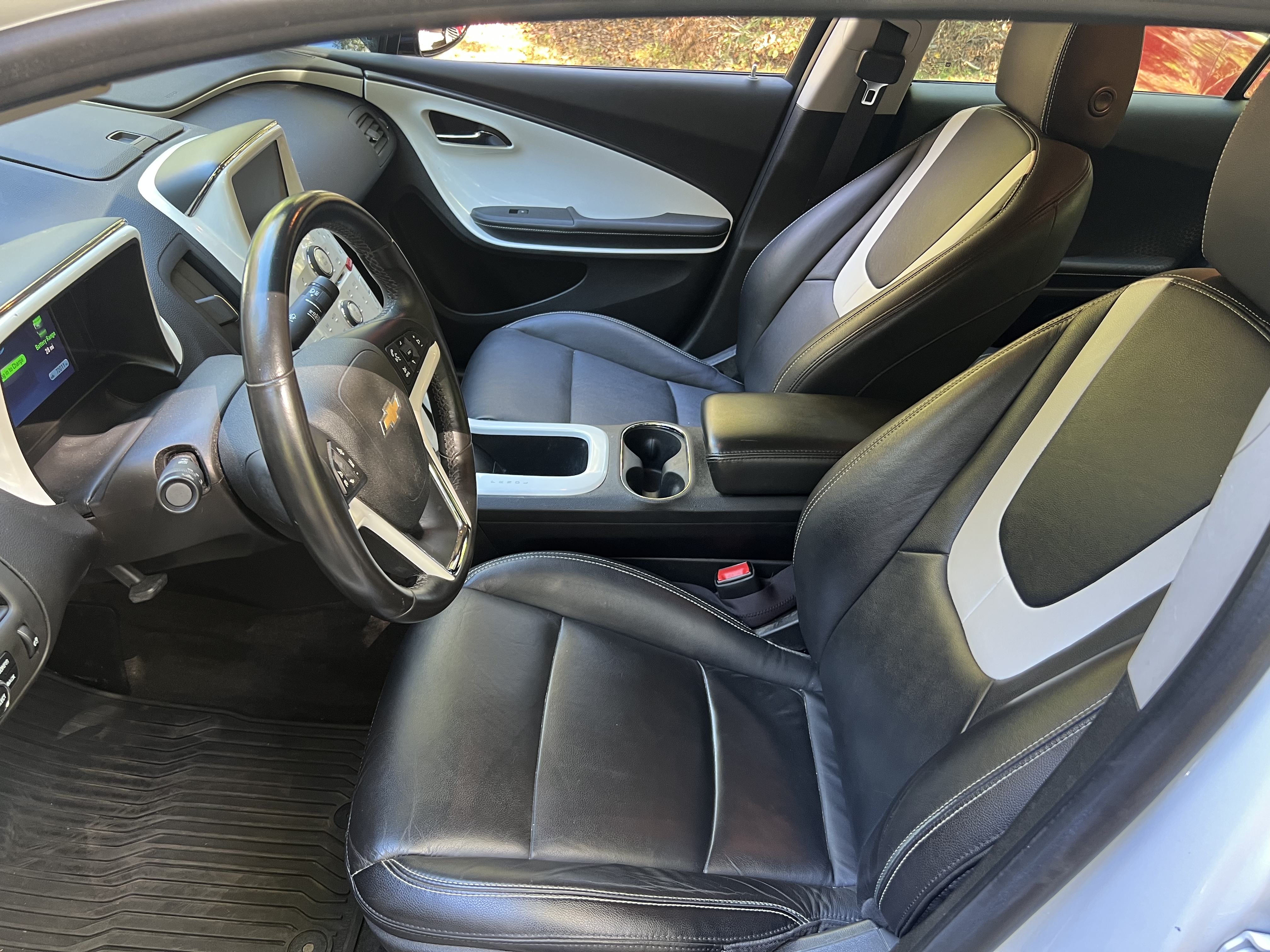 Used 2013 Chevrolet Volt Premium w/ Premium Trim Package FWD image 2
