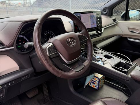 Used 2022 Toyota Sienna Platinum image 14