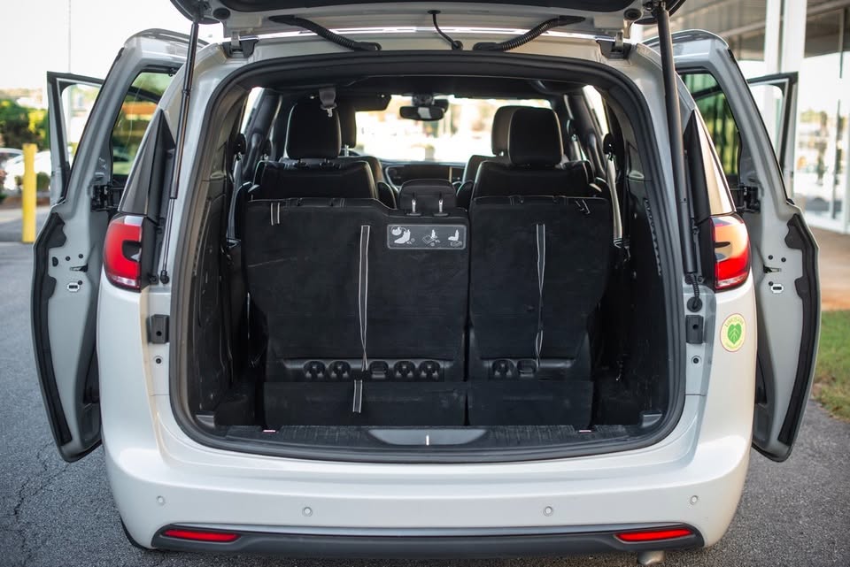 Used 2021 Chrysler Pacifica Touring-L w/ S Appearance Package FWD image 4
