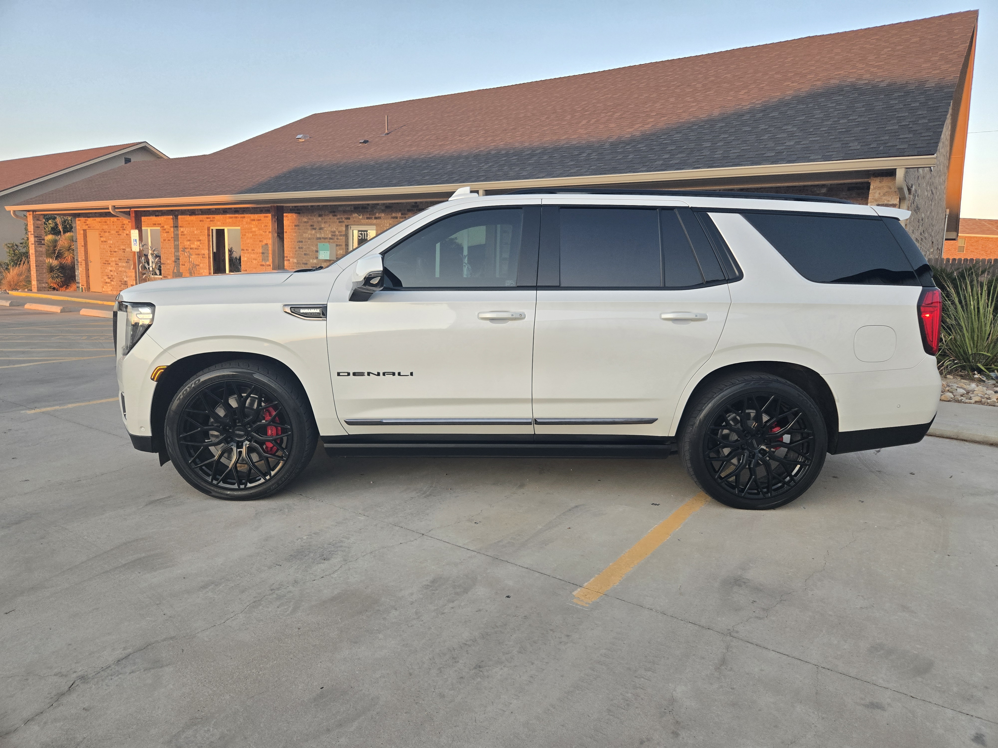 Used 2024 GMC Yukon Denali Ultimate AWD/4WD image 4