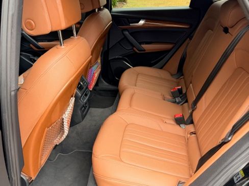 Used 2021 Audi Q5 2.0T Premium w/ Convenience Package image 2