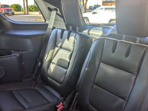 Used 2017 Ford Explorer XLT w/ Equipment Group 202A image 14