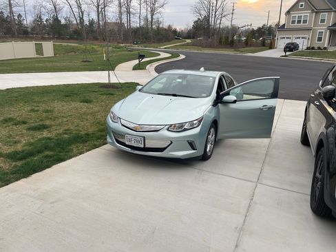 Used 2018 Chevrolet Volt LT w/ Comfort Package image 6