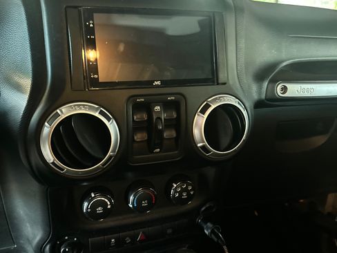 Used 2012 Jeep Wrangler Unlimited Sahara w/ Mopar Chrome Edition Group AWD/4WD image 10