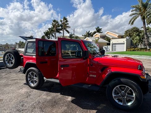 Used 2020 Jeep Wrangler Unlimited Sahara image 8