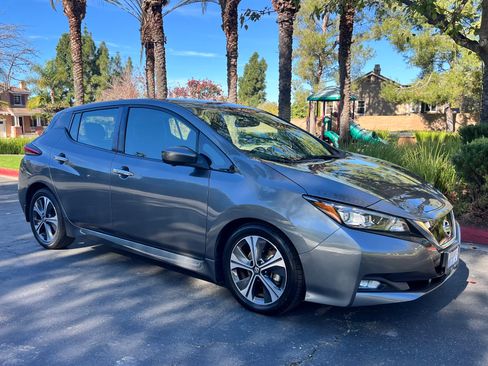 Used 2020 Nissan Leaf SV w/ SV Technology Package image 12