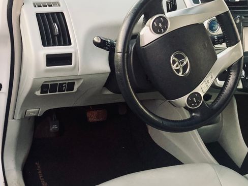 Used 2014 Toyota Prius V Two image 8