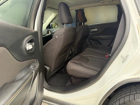 Used 2016 Jeep Cherokee Latitude w/ Cold Weather Group FWD image 13
