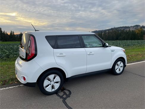 Used 2015 Kia Soul EV + image 9