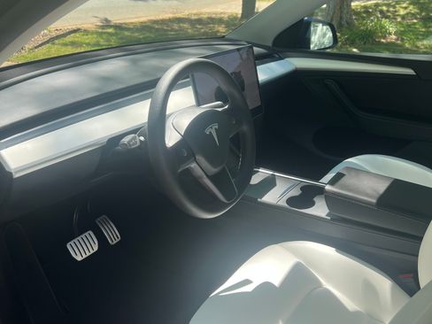 Used 2024 Tesla Model Y Performance image 12