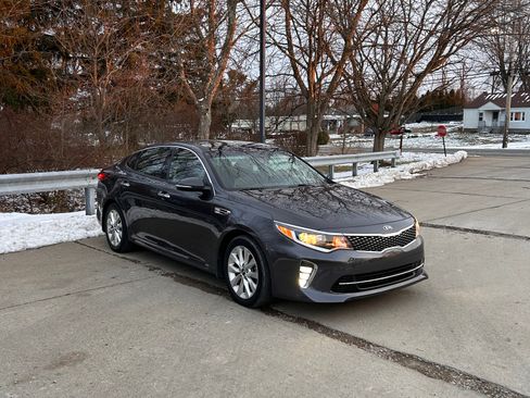 Used 2018 Kia Optima S w/ Panoramic Sunroof Package image 5
