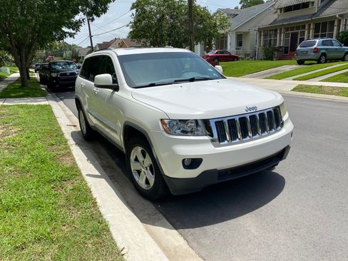 Used 2011 Jeep Grand Cherokee Laredo image 4