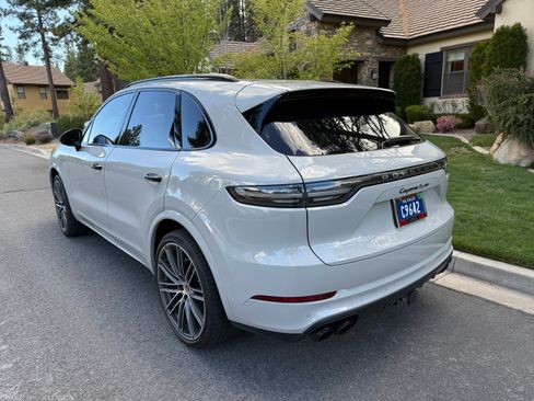 Used 2020 Porsche Cayenne Turbo image 10