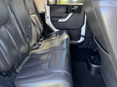 Used 2015 Jeep Wrangler Unlimited Sahara w/ Connectivity Group image 10