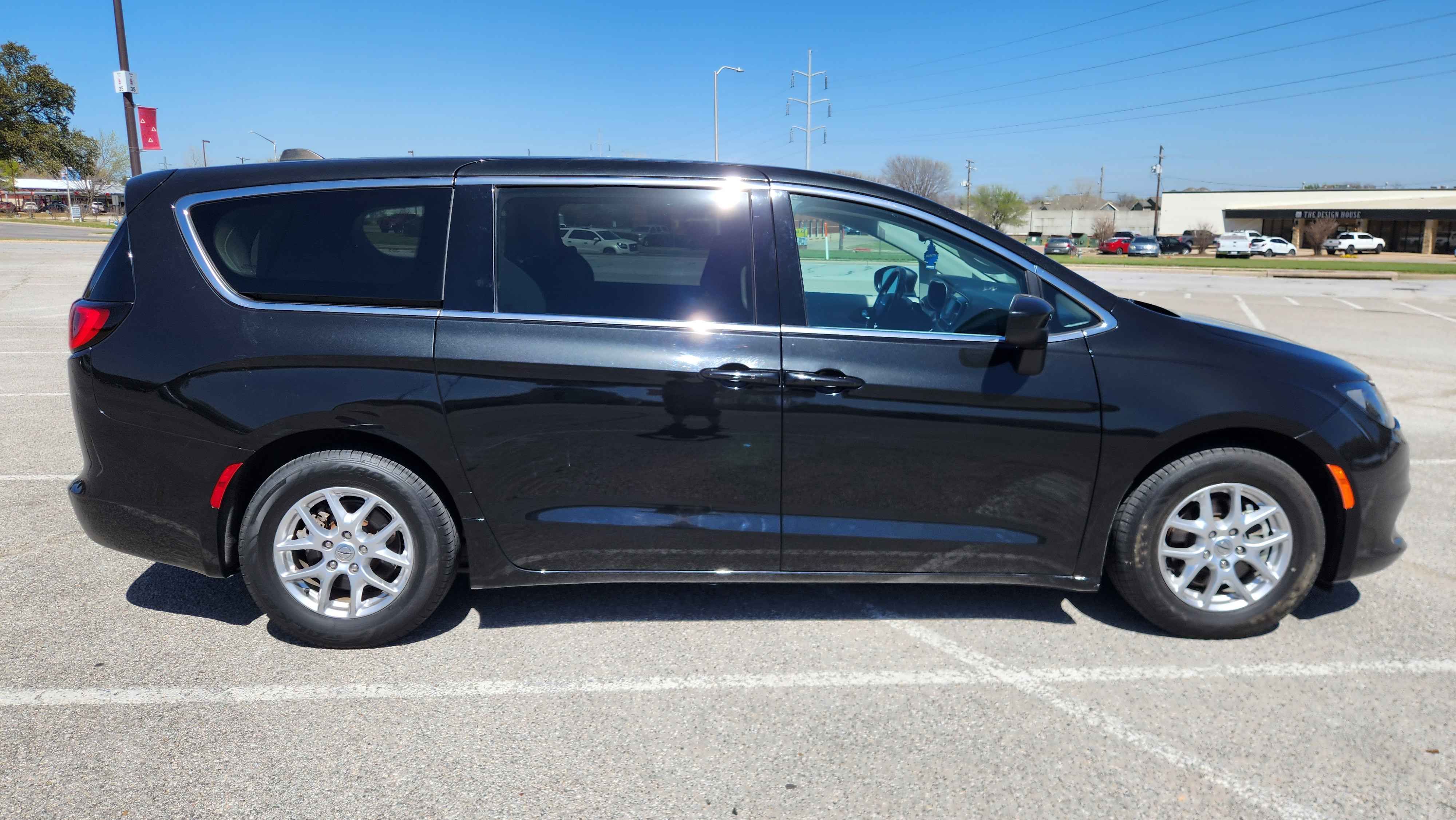 Used 2023 Chrysler Voyager LX FWD image 8