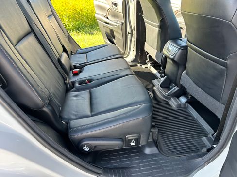 Used 2016 Toyota Highlander XLE image 12