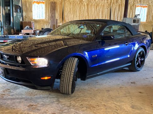 Used 2012 Ford Mustang GT Premium w/ Electronics Pkg RWD image 2