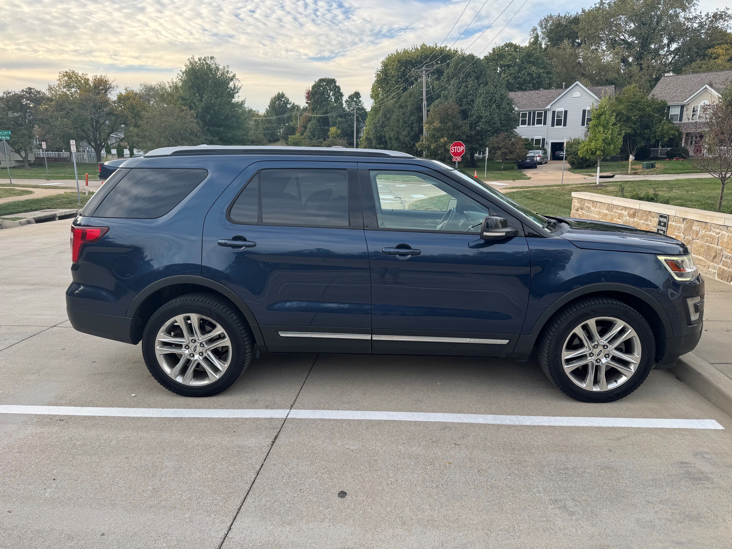 Used 2017 Ford Explorer XLT w/ Equipment Group 202A AWD/4WD image 2
