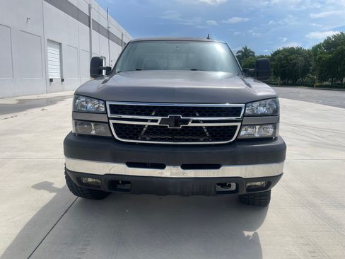Used 2006 Chevrolet Silverado 2500 LT w/ Onstar Plus Package RWD image 2