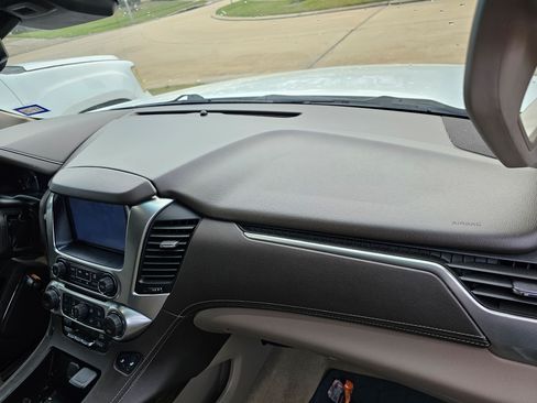 Used 2018 Chevrolet Suburban LT image 8