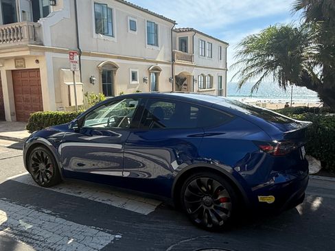 Used 2022 Tesla Model Y Performance AWD/4WD image 10