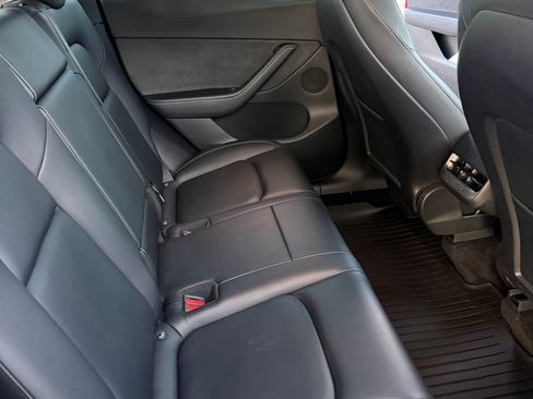 Used 2022 Tesla Model Y Performance image 14