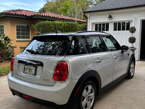Used 2018 MINI Cooper 4-Door Hardtop image 2