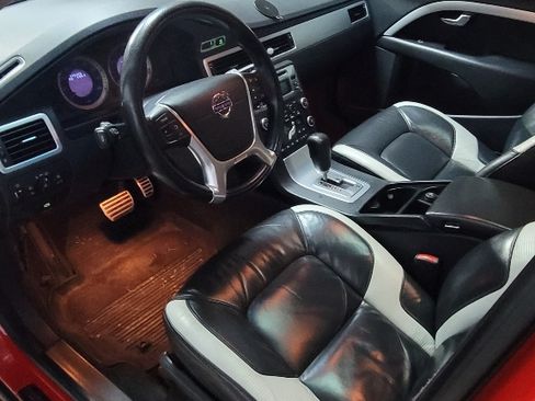 Used 2010 Volvo V70 R-Design image 9