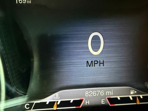 Used 2018 Jeep Cherokee Overland w/ Technology Group AWD/4WD image 13