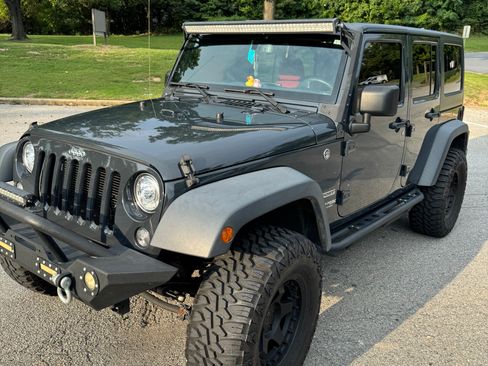 Used 2018 Jeep Wrangler Unlimited Sport S AWD/4WD image 10