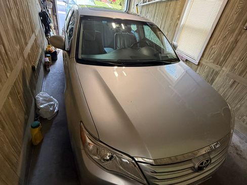 Used 2011 Toyota Avalon Limited FWD image 4