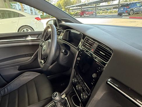 Used 2018 Volkswagen Golf 4-Door image 8