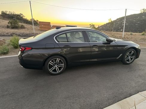 Used 2021 BMW 530i w/ Premium Package RWD image 5