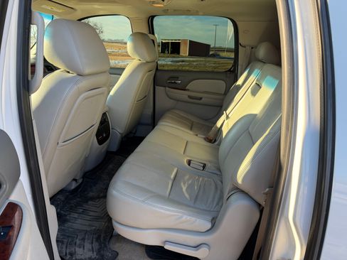 Used 2010 GMC Yukon XL SLT w/ SLT-2 Equipment Package image 9