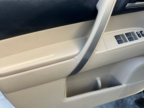 Used 2013 Toyota Highlander FWD image 6