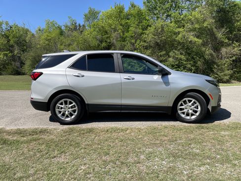Used 2022 Chevrolet Equinox LS image 8