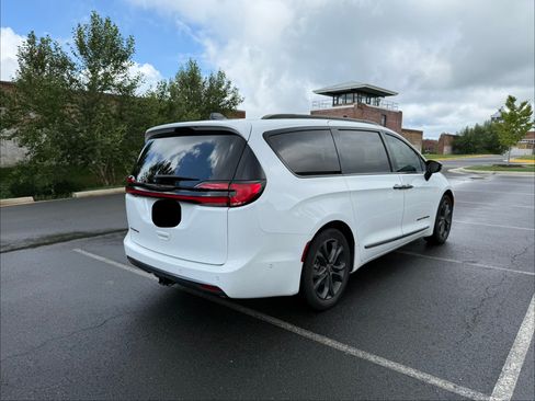 Used 2024 Chrysler Pacifica Touring-L w/ Uconnect Theater Family Group FWD image 8
