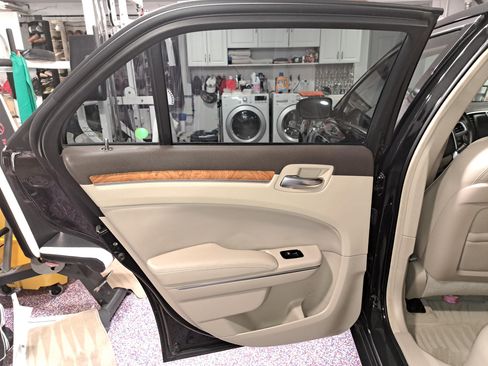 Used 2014 Chrysler 300 C w/ Light Group image 15