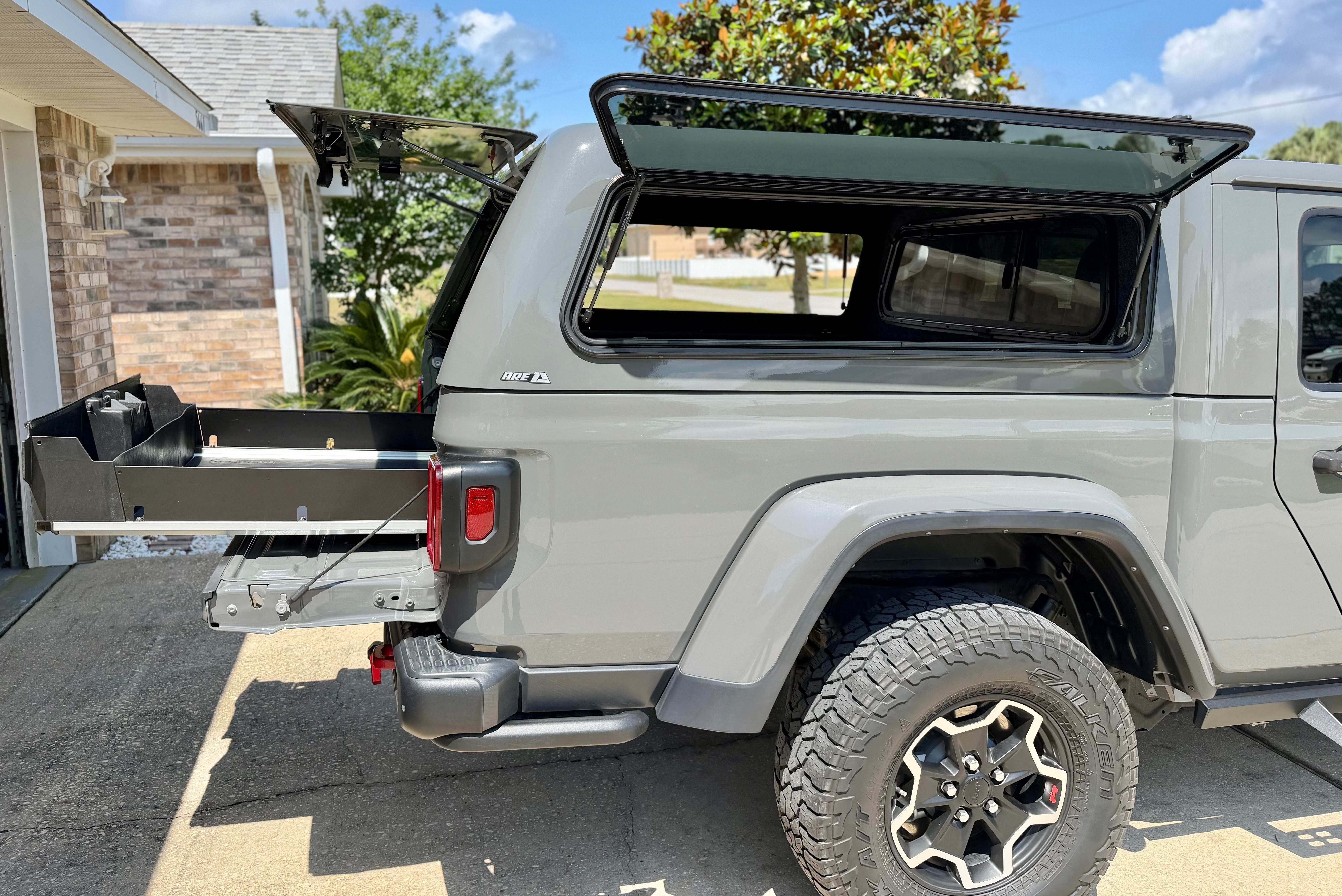 Used 2023 Jeep Gladiator Rubicon w/ Trailer Tow Package AWD/4WD image 16
