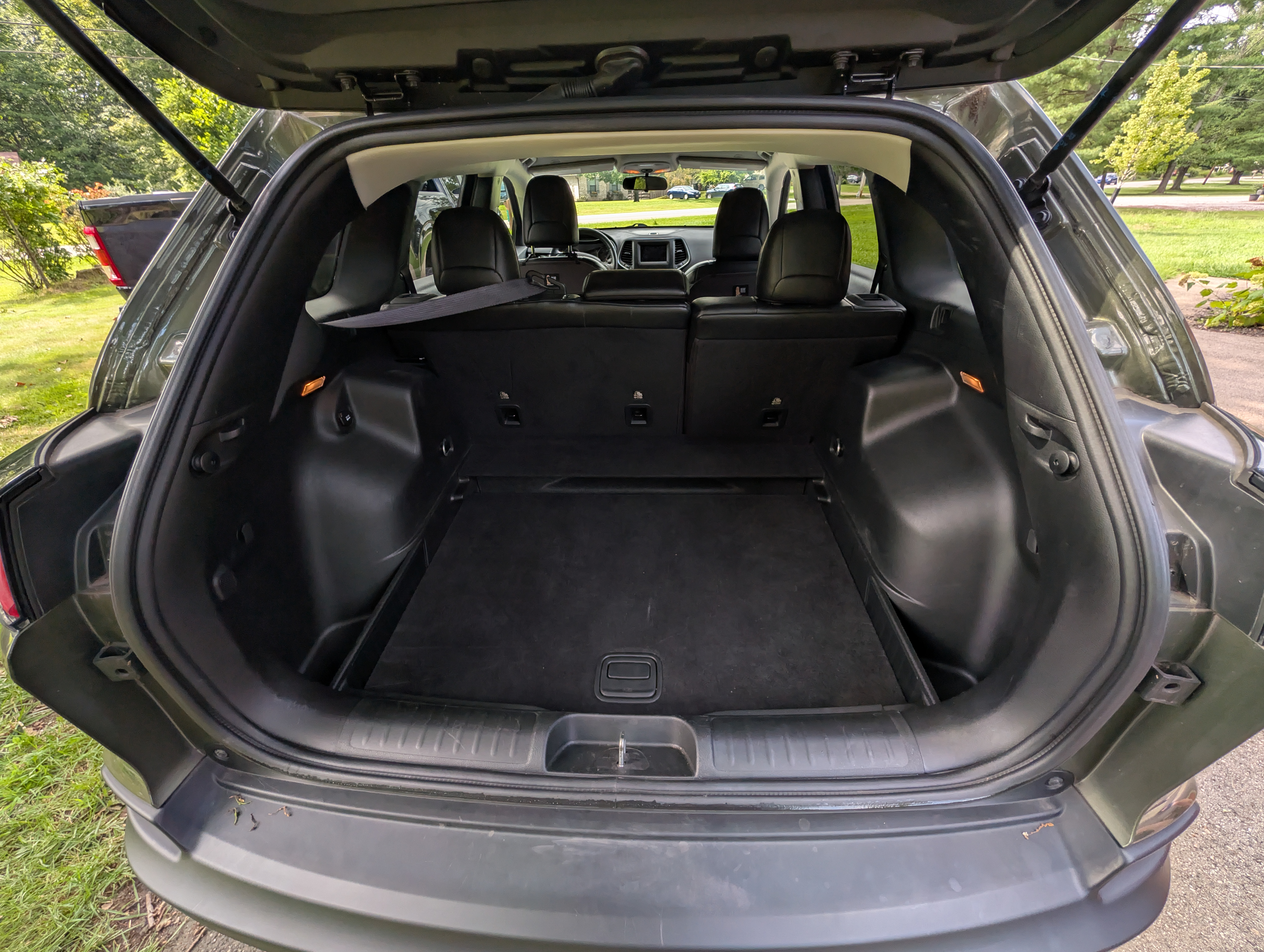 Used 2019 Jeep Cherokee Latitude Plus w/ Cold Weather Group AWD/4WD image 21