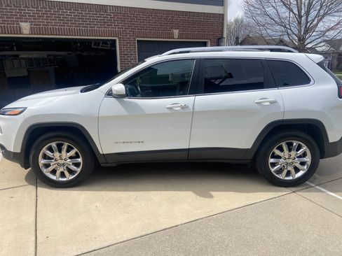 Used 2017 Jeep Cherokee Limited image 5